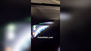 Il marito assaggia un bella patata farcita