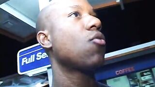 Il puttaniere nero cattura una giovane troietta nera