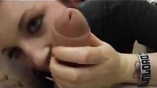 Anteprima del video: Brava di mano e di bocca la troietta