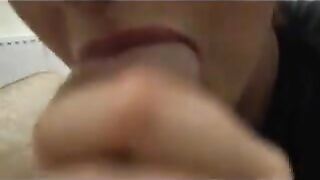 Brava di mano e di bocca la troietta