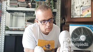 Dante Alipiedi lecca i piedi a una troia