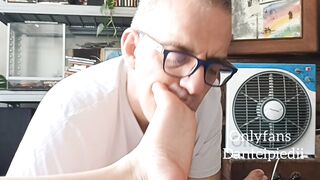 Dante Alipiedi lecca i piedi a una troia