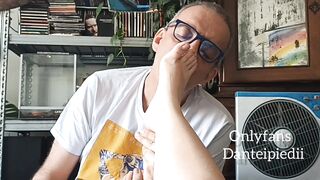 Dante Alipiedi lecca i piedi a una troia