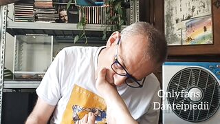 Dante Alipiedi lecca i piedi a una troia