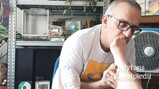 Dante Alipiedi lecca i piedi a una troia