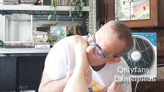 Dante Alipiedi lecca i piedi a una troia