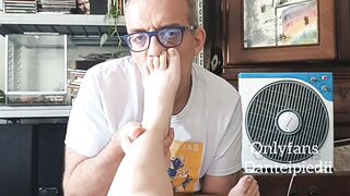 Dante Alipiedi lecca i piedi a una troia