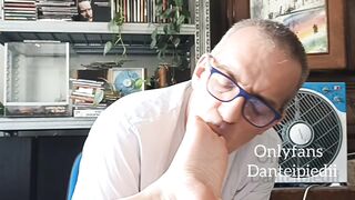 Dante Alipiedi lecca i piedi a una troia