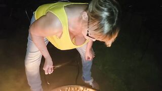 Anteprima del video: LA MIA VICINA DIVORZIATA PREPARA LA BRACE...