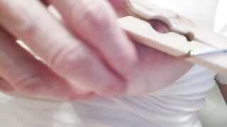 Capezzoli con mollette