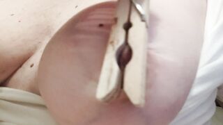 Capezzoli con mollette