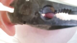 Capezzoli tirati e girati