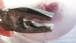 Capezzoli tirati e girati