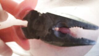 Capezzoli tirati e girati