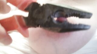 Capezzoli tirati e girati