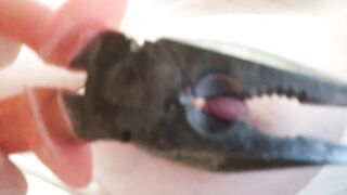 Capezzoli tirati e girati