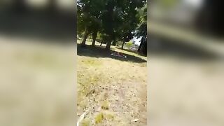 Sgamati dallo sbirro a trombare nel parco in pieno giorno