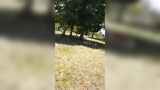 Sgamati dallo sbirro a trombare nel parco in pieno giorno