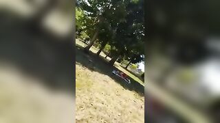 Sgamati dallo sbirro a trombare nel parco in pieno giorno