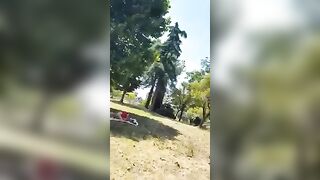 Sgamati dallo sbirro a trombare nel parco in pieno giorno