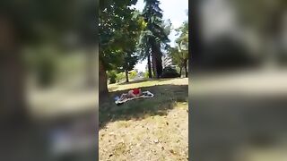 Anteprima del video: Sgamati dallo sbirro a trombare nel parco in pieno giorno