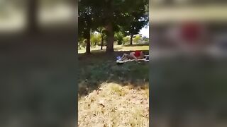 Sgamati dallo sbirro a trombare nel parco in pieno giorno