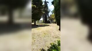 Sgamati dallo sbirro a trombare nel parco in pieno giorno