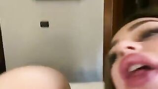 Lesbo Martina e Giorgia che si masturbano e leccano la fica