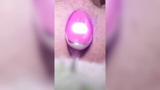 Mi allargo il culo con un vibratore tutto dentro