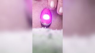 Mi allargo il culo con un vibratore tutto dentro