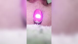 Mi allargo il culo con un vibratore tutto dentro