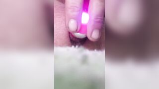 Mi allargo il culo con un vibratore tutto dentro