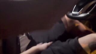 Mi sega in macchina mentre faccio rodinazione al McDonalds