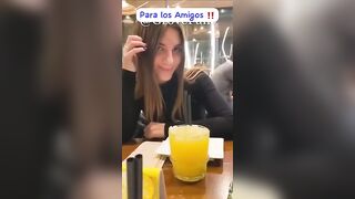 Diciottenne italiana OF si masturba nel bagno del locale