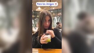 Diciottenne italiana OF si masturba nel bagno del locale