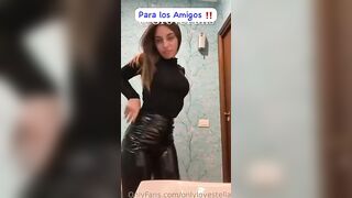 Diciottenne italiana OF si masturba nel bagno del locale