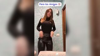 Diciottenne italiana OF si masturba nel bagno del locale