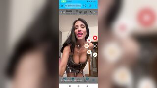 Giulia Diamond si masturba su onlyfans