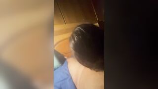 Fa le corna al suo ragazzo facendo un pompino all'amico