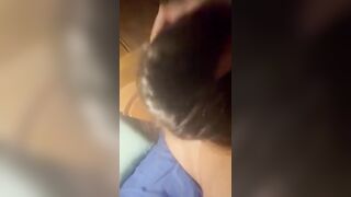 Fa le corna al suo ragazzo facendo un pompino all'amico