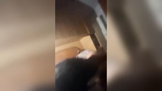 Fa le corna al suo ragazzo facendo un pompino all'amico