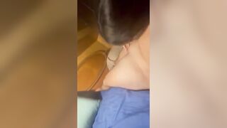 Fa le corna al suo ragazzo facendo un pompino all'amico