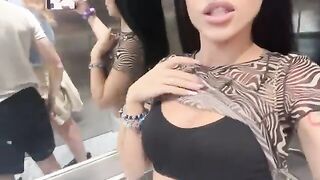 Ragazza italiana tira fuori le tette in ascensore