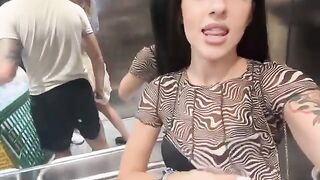 Ragazza italiana tira fuori le tette in ascensore