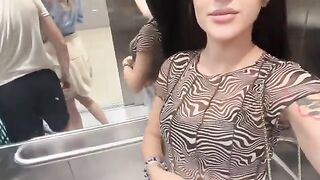 Ragazza italiana tira fuori le tette in ascensore