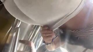 Ragazza italiana tira fuori le tette in ascensore