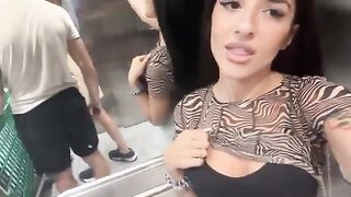 Ragazza italiana tira fuori le tette in ascensore