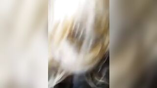 Pompino moglie bionda bendata sborrata in faccia