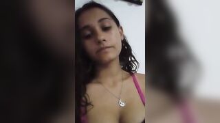 Fa vedere le tette al suo fidanzato