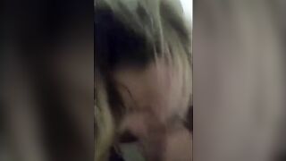 Troia napoletana fa un pompino al suo amante